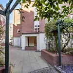 Strand House With Free Secure Parking